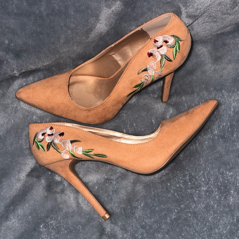 Brand New Elegant Vintage Flower Heels
